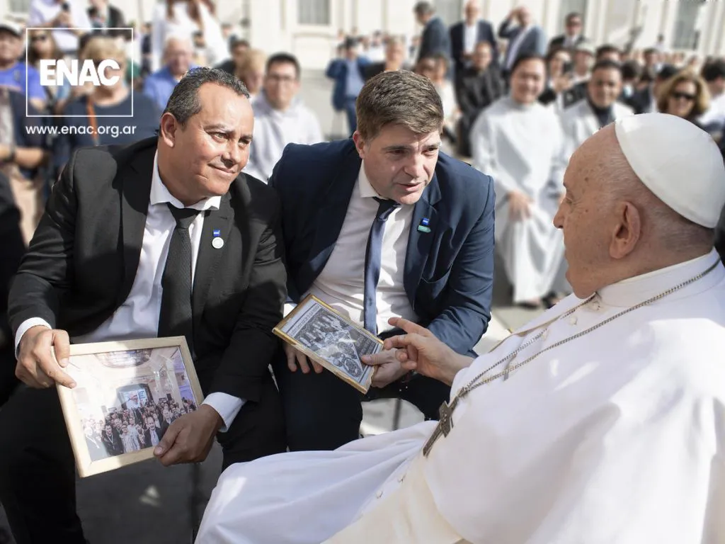 ENAC Leo Bilanski y Diego Ojeda con el Papa Francisco